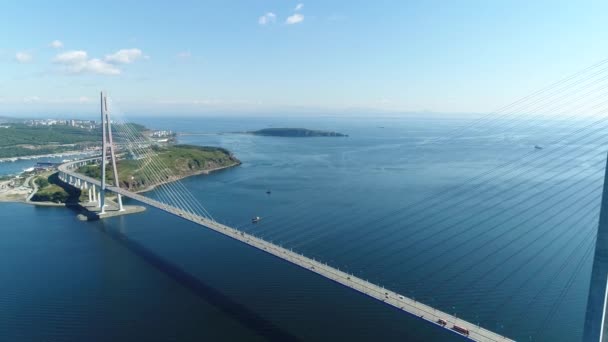 Long cable-stayed road bridge from Vladivostok to island Russkiy — Stock Video