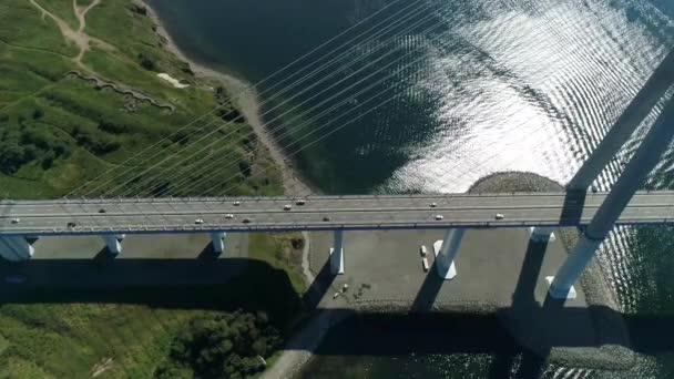 Long cable-stayed road bridge from Vladivostok to island Russkiy — Stockvideo