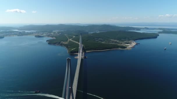 Long cable-stayed road bridge from Vladivostok to island Russkiy — Wideo stockowe
