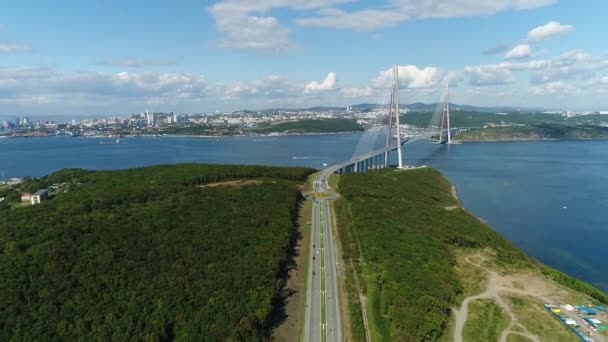 Lungo ponte stradale cablato da Vladivostok all'isola Russkiy — Video Stock