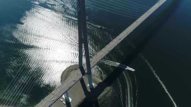 Long cable-stayed road bridge from Vladivostok to island Russkiy — Stock videók