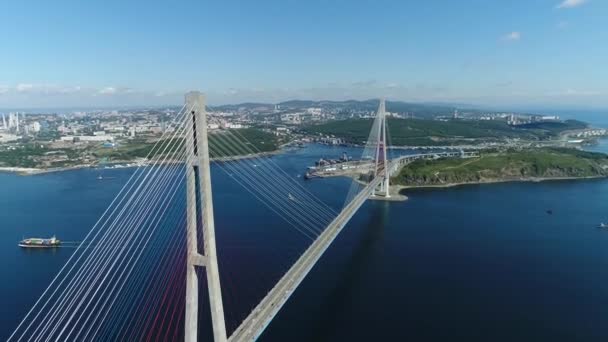 Longa ponte rodoviária de Vladivostok para a ilha Russkiy — Vídeo de Stock