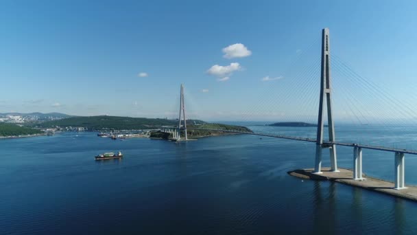 Long cable-stayed road bridge from Vladivostok to island Russkiy — Stock Video