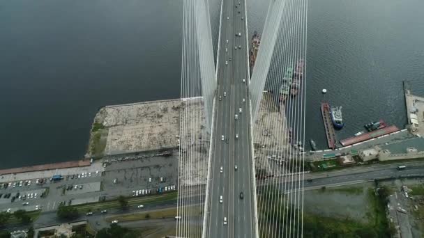 Un grande ponte bianco con cavi, primo piano, wiev aerea. il porto di Vladivostok — Video Stock