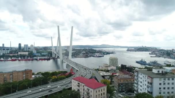 Un grand pont blanc à haubans, en gros plan, aérien. le port de Vladivostok — Video