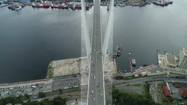 Uma ponte grande e branca, sem fios, de grande plano, wiev aéreo. o porto de Vladivostok — Vídeo de Stock