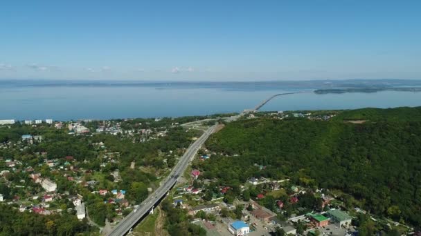 Os subúrbios de Vladivostok, o plano geral sobre a ponte rodoviária longa — Vídeo de Stock