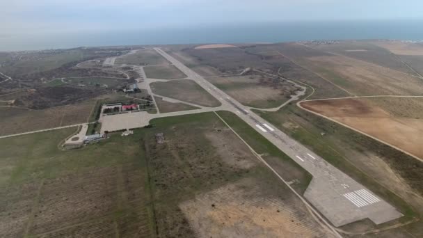 Campo de aviación abandonado en la orilla del mar — Vídeos de Stock