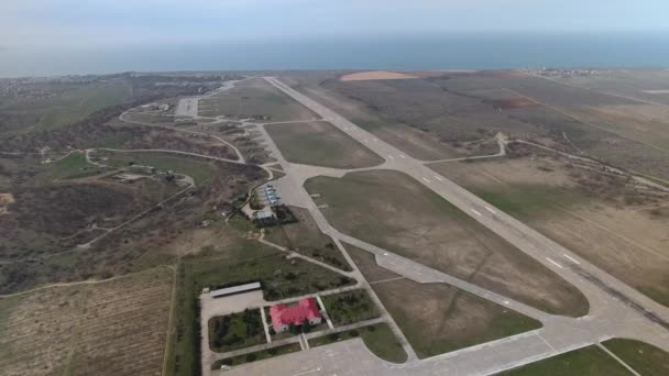 Aeródromo abandonado na costa do mar — Vídeo de Stock