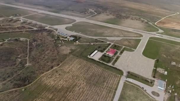 Deniz kıyısında terk edilmiş bir havaalanı. — Stok video