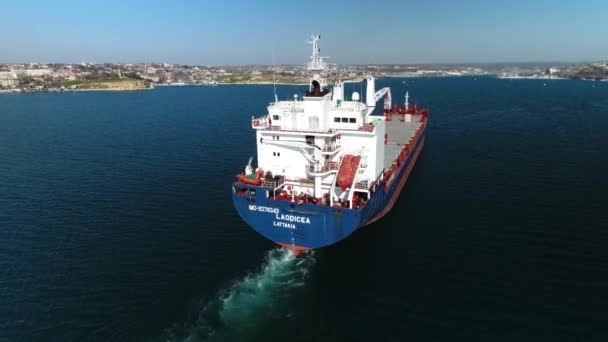 Vrachtschip komt de haven van Sevastopol binnen — Stockvideo