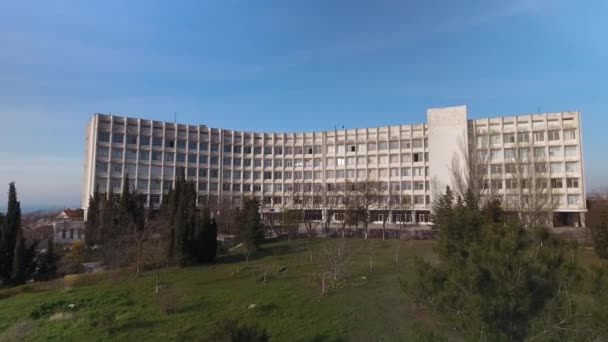 Университет, здание необычной формы в Севастополе. Крым — стоковое видео