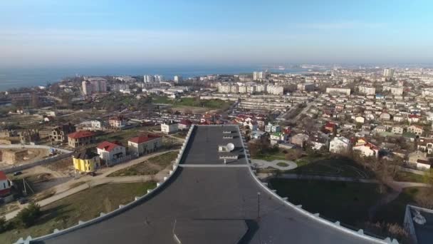 Universiteit, de bouw van ongewone vorm in Sevastopol. Krim — Stockvideo