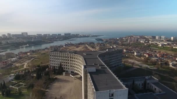 Πανεπιστήμιο, το κτίριο ασυνήθιστου σχήματος στη Σεβαστούπολη. Κριμαία — Αρχείο Βίντεο