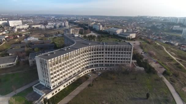 Université, le bâtiment de forme inhabituelle à Sébastopol. Crimée — Video