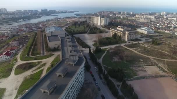 Universitas, bangunan yang tidak biasa bentuknya di Sevastopol. Crimea — Stok Video