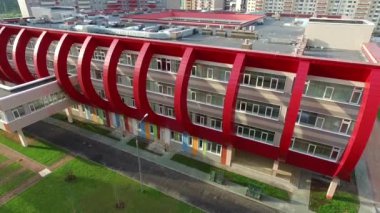 Modern yerleşim biriminde, kırmızı unsurları olan dış modern bir okul.