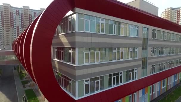 Exterior modern school with elements of red, in a modern residential complex — Stock Video