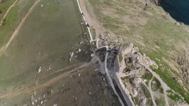 Destruido un abandonado la antigua fortaleza en las montañas Balaklava, Crimea — Vídeo de stock