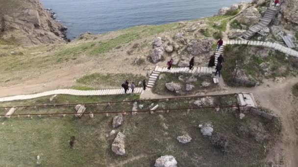 Destruido un abandonado la antigua fortaleza en las montañas Balaklava, Crimea — Vídeos de Stock