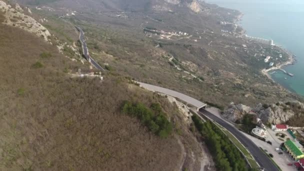 Túnel y carretera en las montañas junto al mar, vista panorámica, plano general — Vídeo de stock