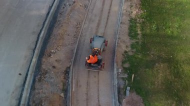 Paver kaldırıma çarpıyor.