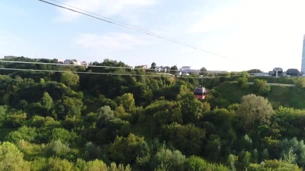 Cabanes de chemin de câble en été — Video