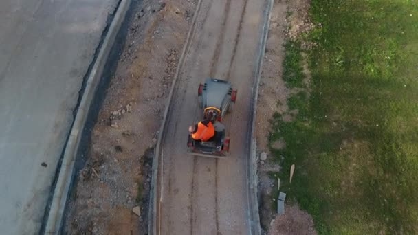 Pavimentadora rams el suelo en la acera — Vídeo de stock