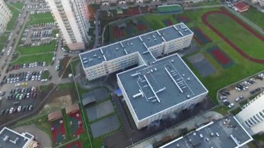 Ağustos 2017-Moskova bölgesi. Modern bir komplekste modern bir okulun dışı.