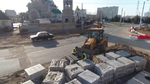 Рабочие работают над созданием новых дорог, инфраструктуры — стоковое видео