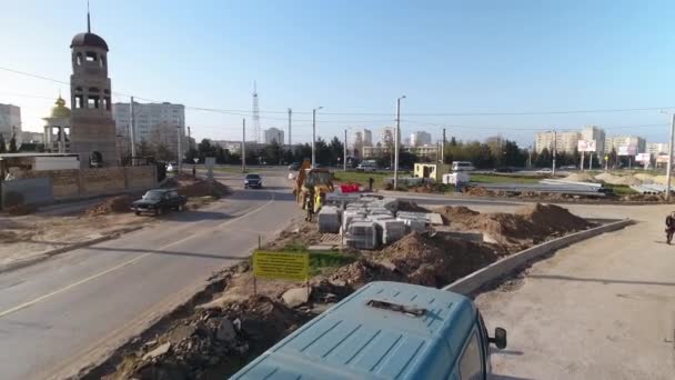 노동자들은 새로운 도로와 기반 시설을 만들기 위해 일하고 있습니다. — 비디오