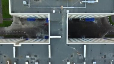 2017-Moskova oblastı. Modern bir yerleşim yerindeki modern bir okulun dış cephesi.