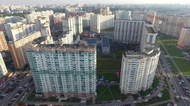 August 2017-Moskauer Gebiet.Das Äußere einer modernen Schule in einem modernen Komplex — Stockvideo