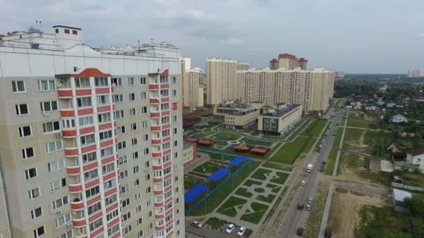 Août 2017-Région de Moscou Extérieur d'une école moderne dans un complexe moderne — Video