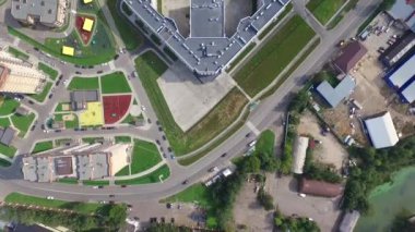 Ağustos 2017-Moskova bölgesi. Modern bir komplekste modern bir okulun dışı.