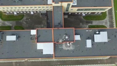 Ağustos 2017-Moskova bölgesi. Modern bir komplekste modern bir okulun dışı.