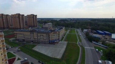 Ağustos 2017-Moskova bölgesi. Modern bir komplekste modern bir okulun dışı.