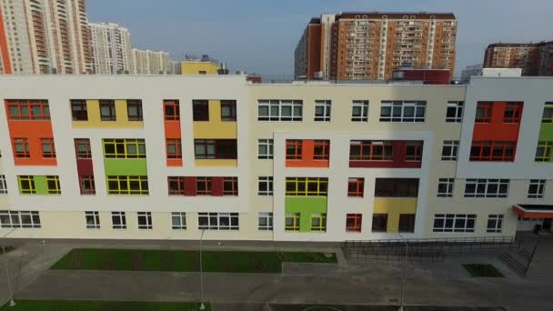 Août 2017-Région de Moscou Extérieur d'une école moderne dans un complexe moderne — Video