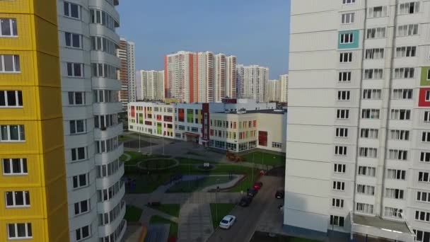 Augustus 2017-Moskou regio.Exterieur van een moderne school in een modern complex — Stockvideo