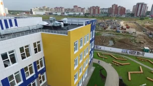 Серпень 2017 - Московський район. Екстер'єр сучасної школи в сучасному комплексі. — стокове відео