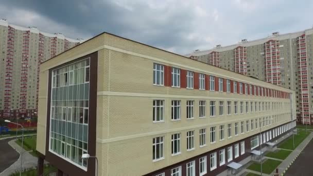 Август 2017-Московская обл. Внешний вид современной школы в современном комплексе — стоковое видео