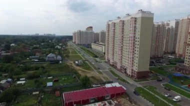 Ağustos 2017-Moskova bölgesi. Modern bir komplekste modern bir okulun dışı.