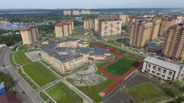 Agosto 2017-Moscou região.Exterior de uma escola moderna em um complexo moderno — Vídeo de Stock