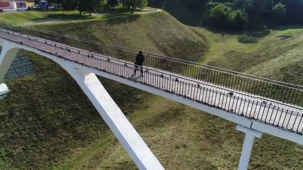 2020年3月-ニジニ-ノヴゴロド、男は丘の間の橋の上にいる — ストック動画