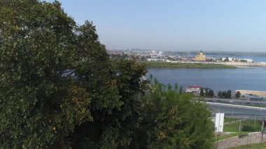 Nehir boyunca çok şeritli yol köprüsü, hava manzaralı.