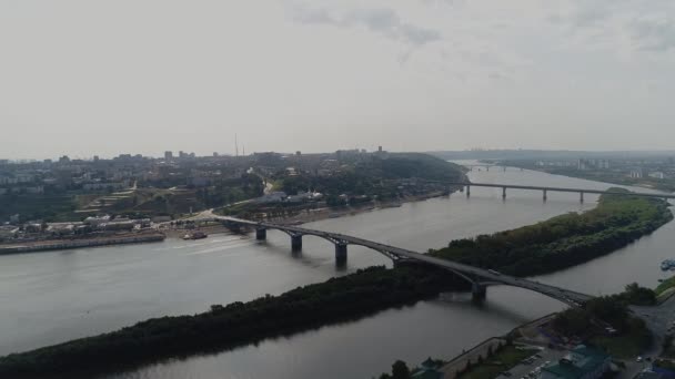 Dos puentes de carretera a través del río, vista aérea — Vídeo de stock