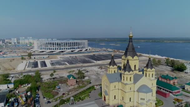 Die Kirche und das Stadion am Ufer des Flusses — Stockvideo