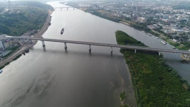 Puente de carretera a través del río, vista aérea — Vídeo de stock