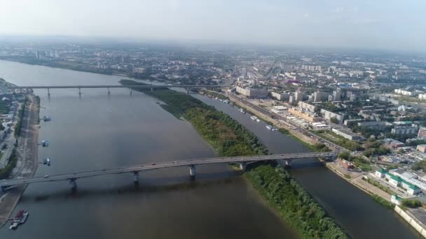 Dos puentes de carretera a través del río, vista aérea — Vídeo de stock