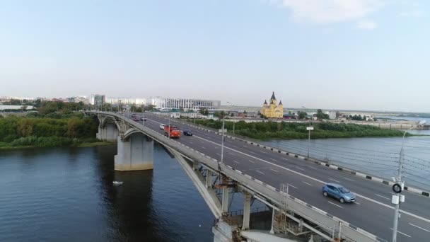 Most drogowy wielopasmowy przez rzekę, widok z lotu ptaka — Wideo stockowe